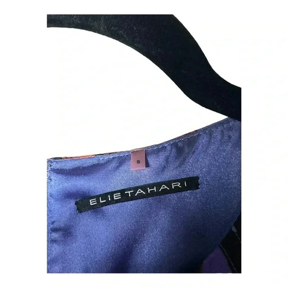 1929. ELIE TAHARI SLEEVELESS SATIN MATERIAL TOP FLORAL PATTERN SIZE SMALL - Picture 4 of 7